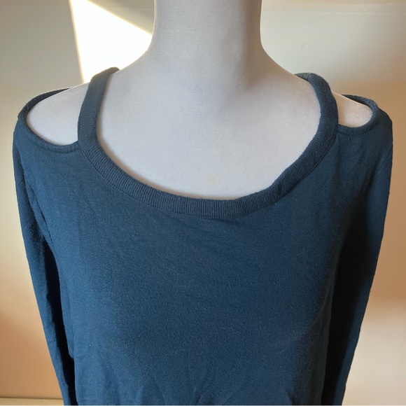 Athleta Blue Shoulder Cut out Long Sleeve Comfy Sweatshirt size Medium - Picture 3 of 6